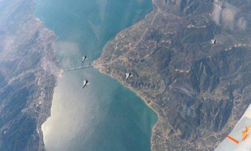 Εντυπωσιακά στιγμιότυπα από την άφιξη των Rafale στην Ελλάδα κατέγραψαν οι πιλότοι των Mirage που τα συνόδευσαν μέχρι την Τανάγρα.