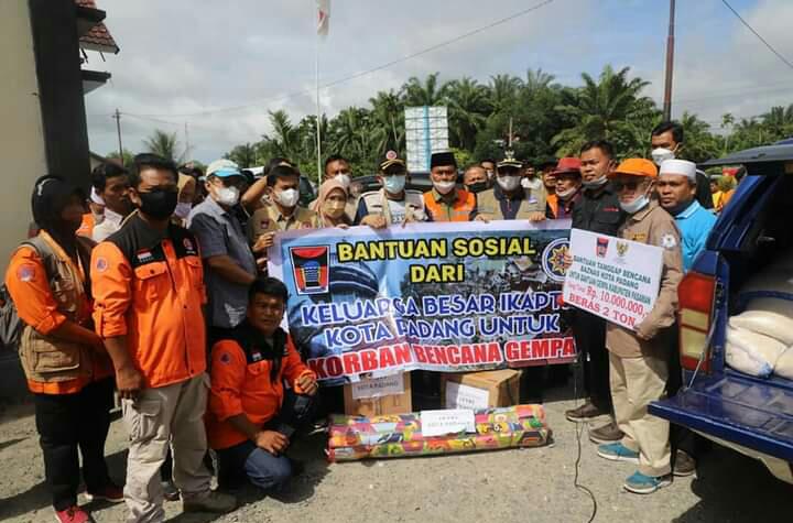 Didampingi Ustad Kondang Derry Sulaiman, Wali Kota Padang Serahkan Bantuan Korban Gempa Pasaman