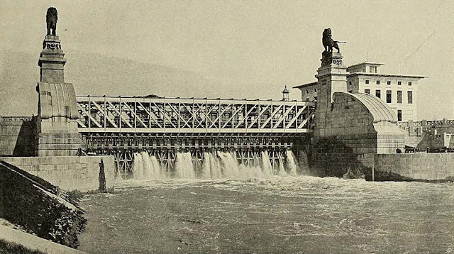 Водосбросная плотина построена в период с августа 1894 по 1899 гг.