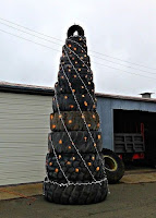 Árboles de navidad con neumáticos reciclados