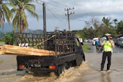 Satlantas Polres Pidie Atur Lalu Lintas di Padang Tiji Pasca Banjir Luapan Krueng Seulasaka