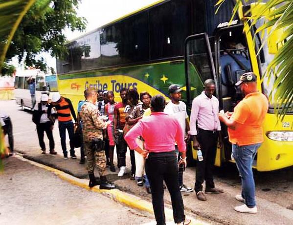 Autobuses que viajan a Haití dejan la ruta “temporalmente”