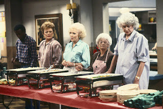 Fotograma de la serie que muestra a las 4 "chicas" cocinando