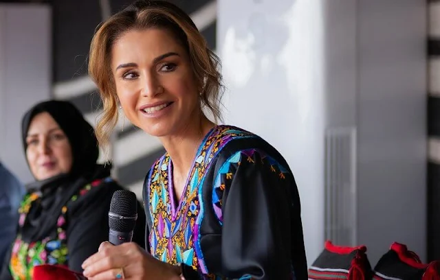Jacobi Leather facet clutch shoulder. Queen Rania of Jordan wore an embroidered traditional palestinian dress