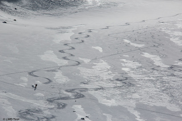 Trotz unregelmäßiger Schneeoberfläche findet man mitunter recht guten Schnee zum Skifahren. Nördliche Stubaier Alpen (Foto: 24.02.2022)