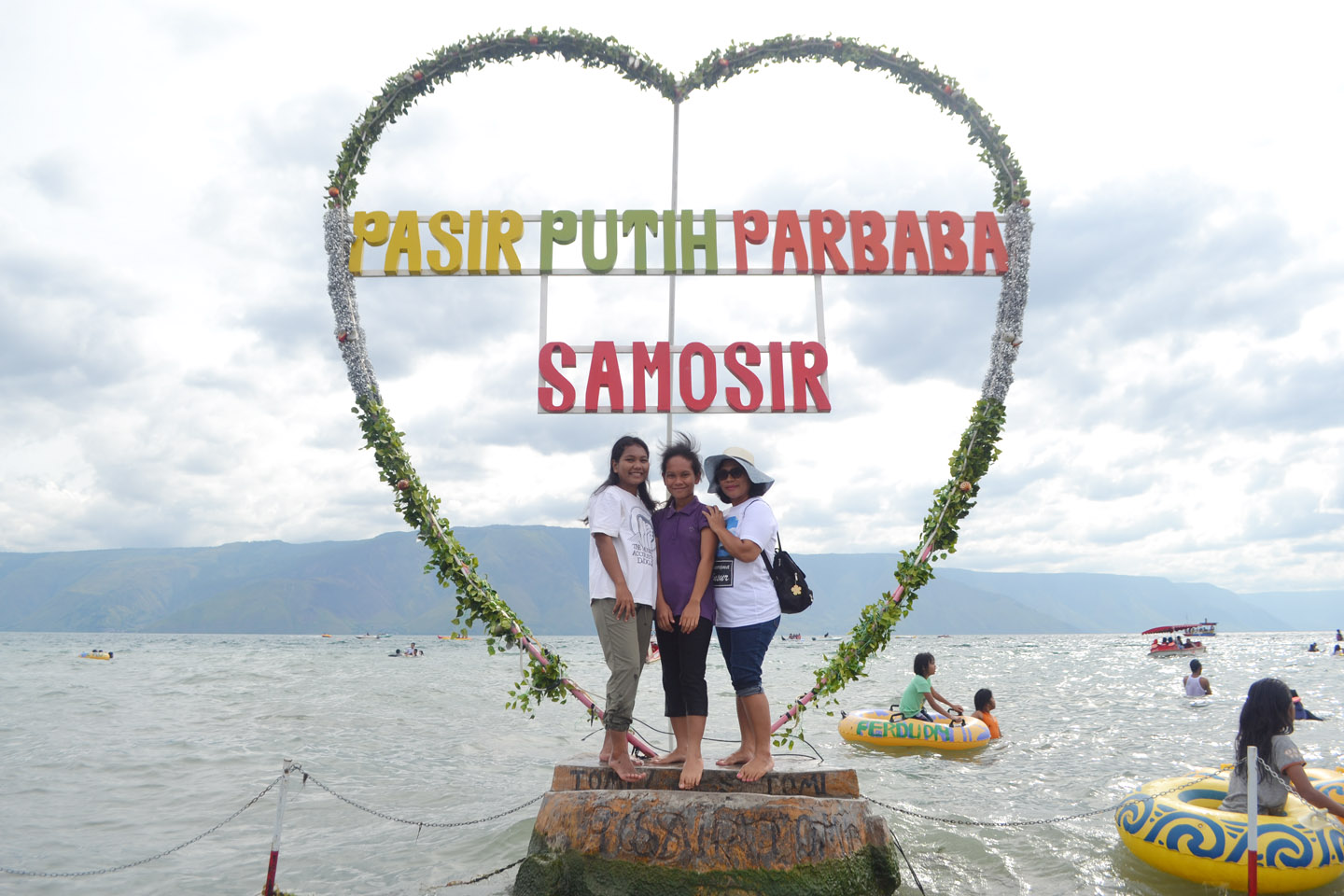 Pantai Pasir Putih Parbaba Samosir