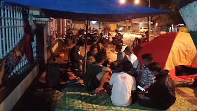 Aksi Tidak Ditemui, Massa Aksi minta Ketua DPRD Pamekasan Untuk Menjadi Penjual Bakso Saja.