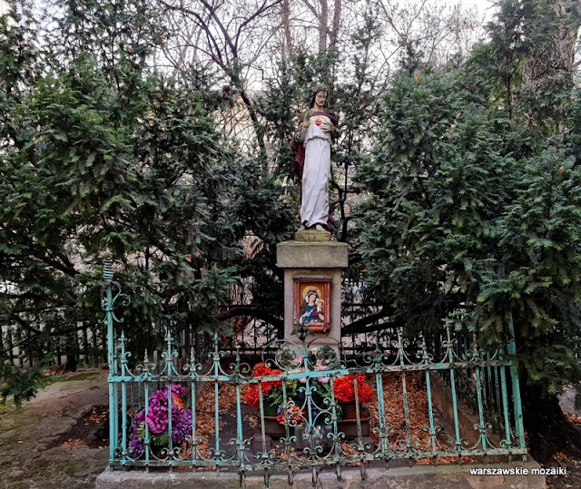 Warszawa Warsaw Śródmieście warszawskie kapliczki kapliczka Matka Boska Jezus figurka podwórkowa