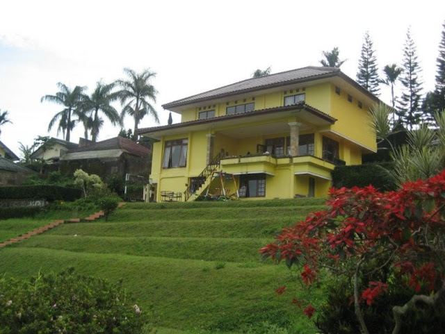 villa-kuning