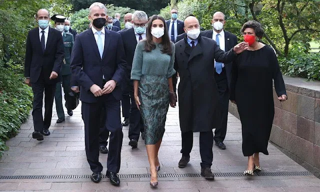 Queen Letizia wore a new floral print skirt and green cashmere sweater from Is Coming. a new clutch by Is Coming