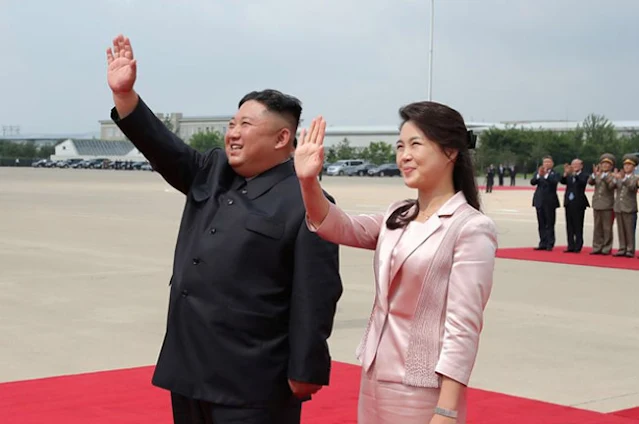 Kim Jong Un bersama Ri Sol-ju istrinya