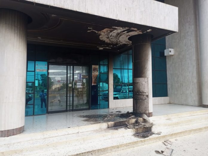 Extorsionadores arrojan bomba molotov contra librería de Ciudad Ojeda
