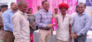 भीलवाड़ा जिला प्रभारी सचिव व कलेक्टर ने ग्राम जालमपुरा में महंगाई राहत कैंप का निरीक्षण किया