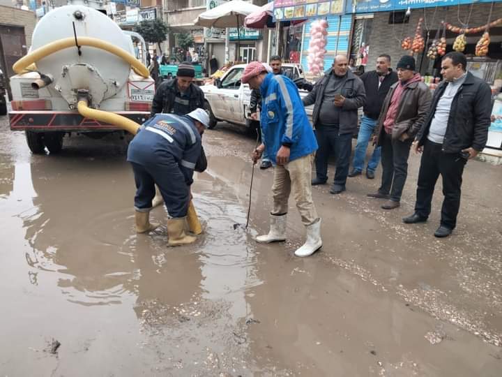 بالصور..رئيس مدينة الحامول يقود حملة لكسح مياه الأمطار