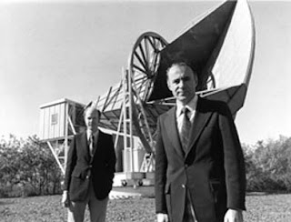 Arno Penzias (öndeki) ve Robert Wilson (soldaki); arkalarındaki yapı kozmik mikrodalga arka plan radyasyonunu keşfetmelerine olanak kılan antendir