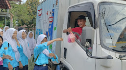 Mengolah Makanan Sendiri, Siswa SMPN 6 Kadupandak Bagikan Takjil, Guru Pendamping: Ini Pelajaran Pembentukan Karakter 