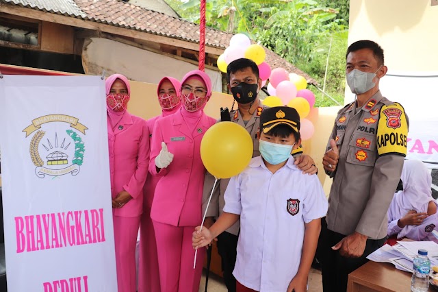 KAPOLRES SUKABUMI SEMANGATI ANAK PADA GEBYAR VAKSINASI ANAK MERDEKA