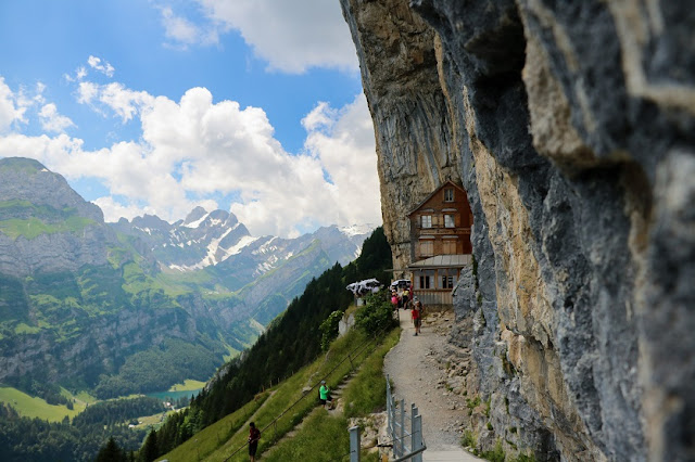 Appenzell’de dağın yamacına inşa edilen 170 yıllık bir otel restoran burası isviçre