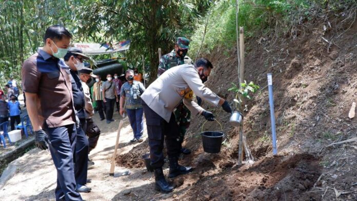 Polres Salatiga “Mageri Kuto” dengan Menanam 5000 Pohon