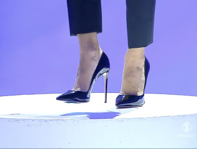 Elisabetta Canalis tacchi alti neri scarpe Le Iene show