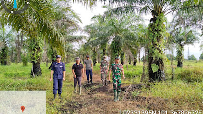 Personil Gabungan TNI dan Warga Patroli Karhutla