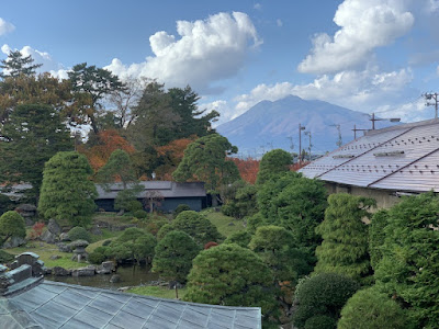 中庭と岩木山