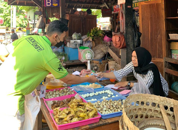 Mahasiswa KKN 48 UMBY bagikan masker ke pedagang Pasar Demangan