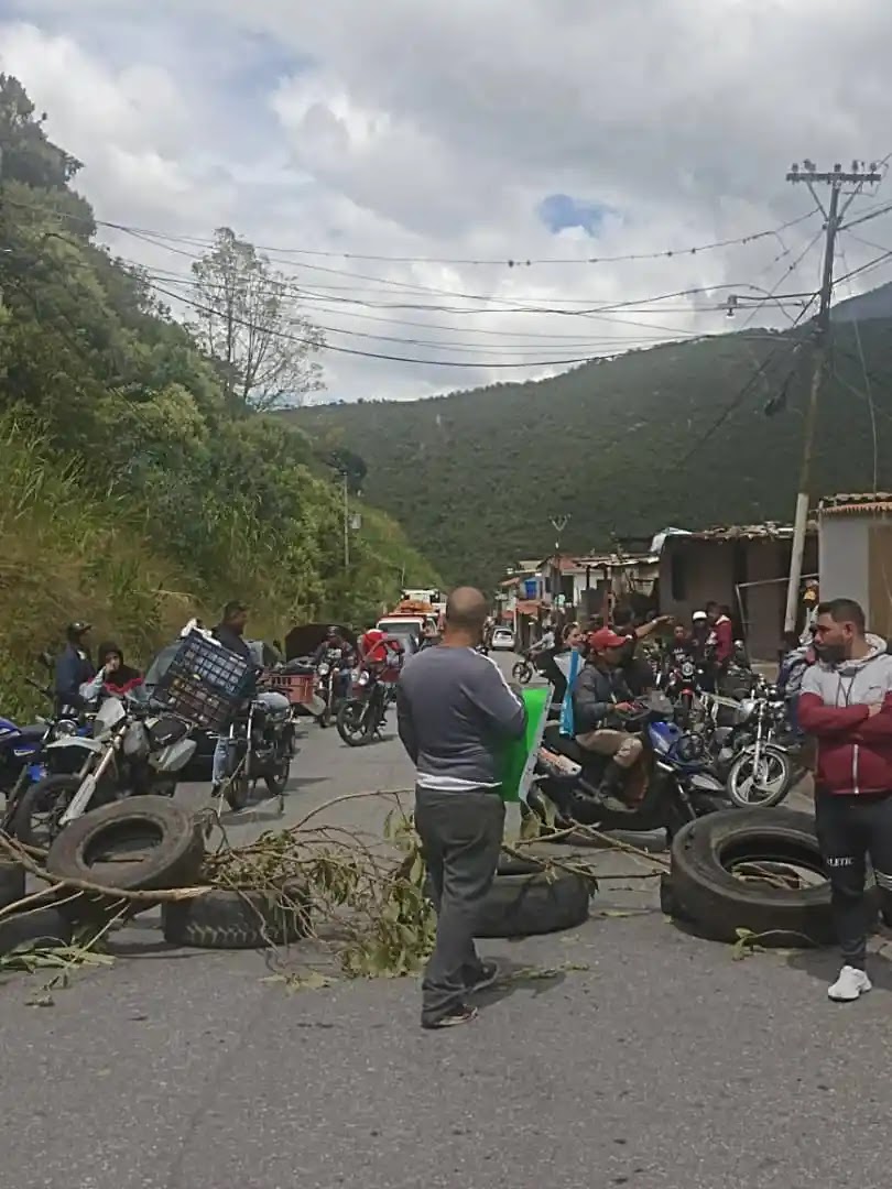 Habitantes de Timotes cerraron la Trasandina para exigir restitución de electricidad