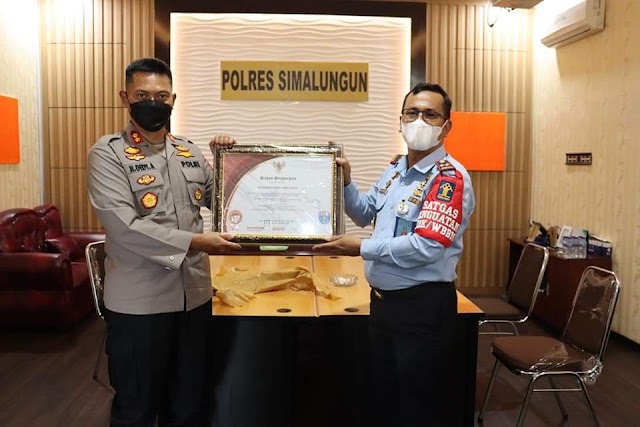 Kapolres Simalungun Terima Penghargaan Dari Kemenkumham Karena Aktif Berikan Bantuan Vaksinasi di LP Kelas II-A