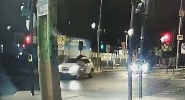 VIDEO: Mujer atropella a ladrón que quería asaltarla en un alto;  Causa polémica sobre si hizo bien o no.