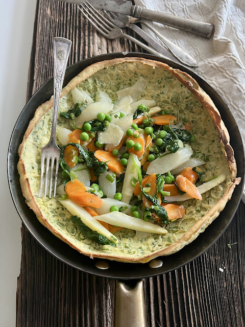 Ofenpfannkuchen mit Kräutern und Gemüse