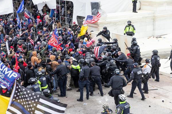 Pro-Trump protesters and police clash,Washington