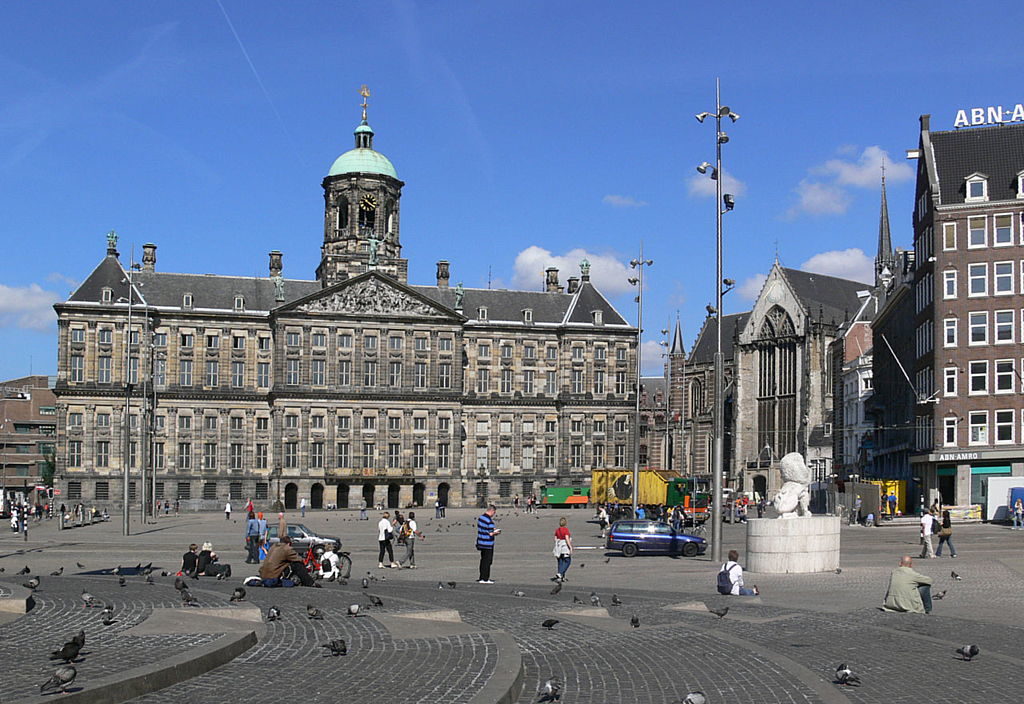 Королевский дворец на площади Дам (центральная площадь Амстердама)