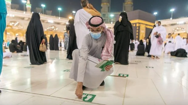 Stiker Jaga Jarak Dihapus, Masjidil Haram Kembali Berkapasitas Penuh