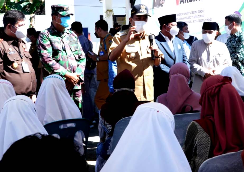 MUI Tebing Tinggi Gelar Vaksinasi dan Serahkan Ribuan Alkes, Berikut Pesan Walikota