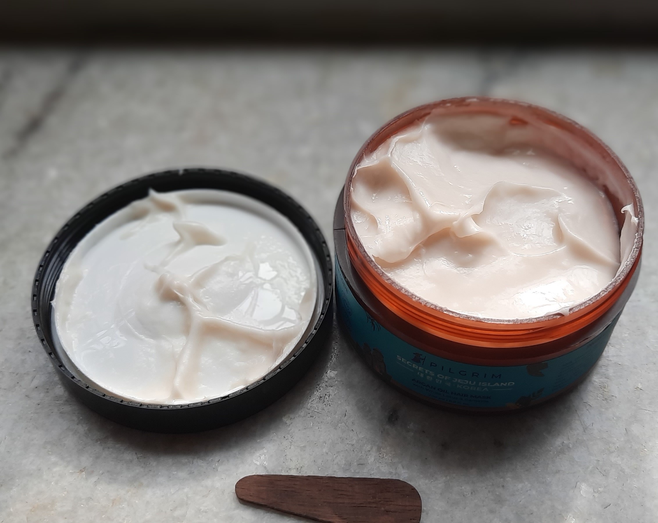 Pilgrim Argan Oil Hair Mask with Camellia and White Lotus Extract has a nice, thick consistency which makes it easy to apply on hair. HAIRCARE PRODUCT REVIEW  SKINCHEMSCIENCES