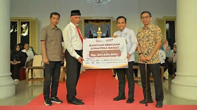 Secara Simbolis, Gubernur Sumbar Menerima Bantuan Bencana dari FK IJK Senilai Rp837 juta