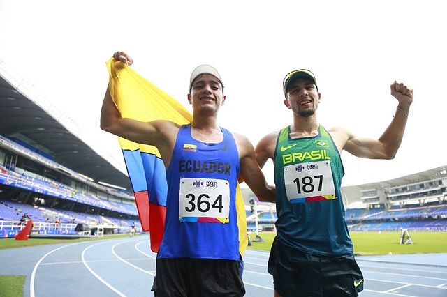 Alexander Hurtado e Matheus Correa comemoram após a chegada. Hurtado carrega a bandeira do Equador