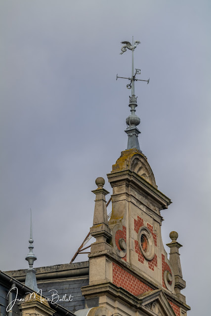 Poste Centrale de Colmar — Girouette sur le fronton principal (janvier 2022)