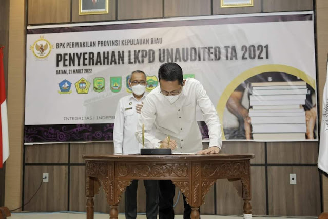 Amsakar Serahkan LKPD Tahun 2021 kepada BPK RI Perwakilan Kepri