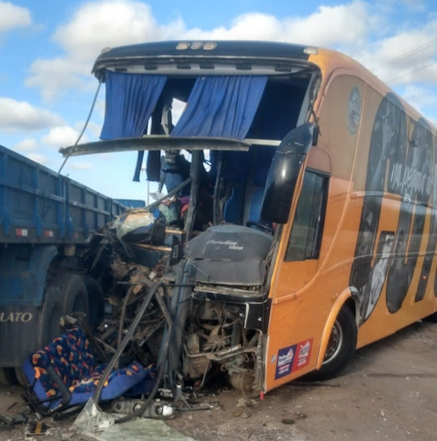 Acidente entre ônibus de banda de forró e caminhão deixa um morto no RN
