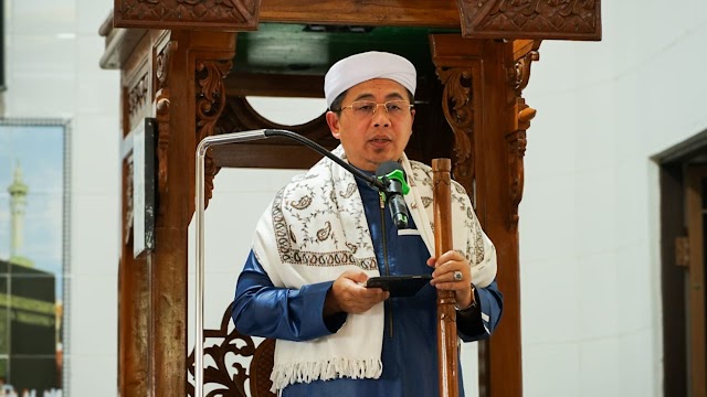 Khatib di Masjid Darul Hijrah, Wali Kota Berpesan Selalu Perbaiki Diri