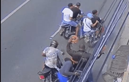 Video | Seis delincuentes a bordo de tres motocicletas atracan a un hombre en avenida de Santiago