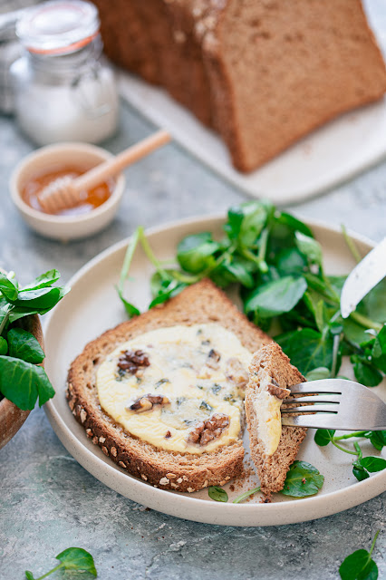 Toasts express au bleu et aux noix