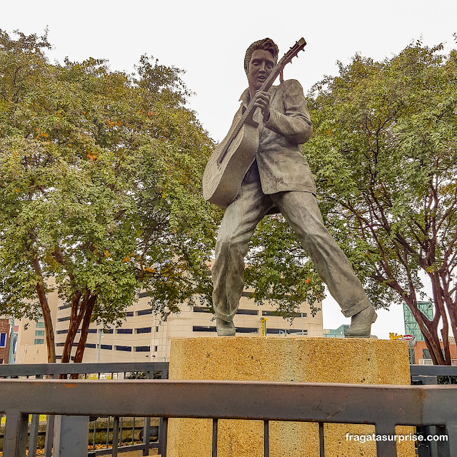Estátua de Elvis Presley na Beale Street, em Memphis, Tenessi