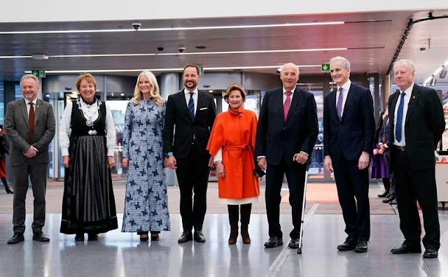 Queen Sonja, Crown Prince Haakon and Crown Princess Mette-Marit. Long blue knit long coat, vintage nordic, fair isle wool