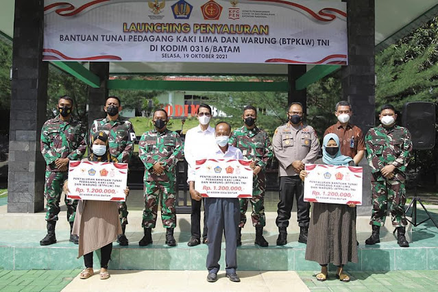 Amsakar Menghadiri Penyaluran Bantuan Tunai untuk Pedagang Kaki Lima dan Warung oleh TNI