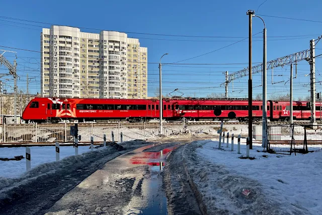 Севастопольский проспект, Загородное шоссе, дворы, железнодорожная ветвь № 19, пути Павелецкого направления Московской железной дороги, жилой комплекс «Зелёные горы», аэроэкспресс