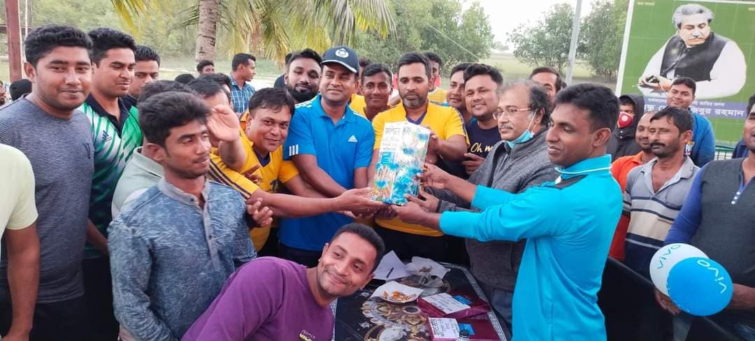 পাইকগাছায় ৩ দলীয় নকআউট একদিনের ফাইনালে থানা ভলিবল একাদশ চ্যাম্পিয়ান।