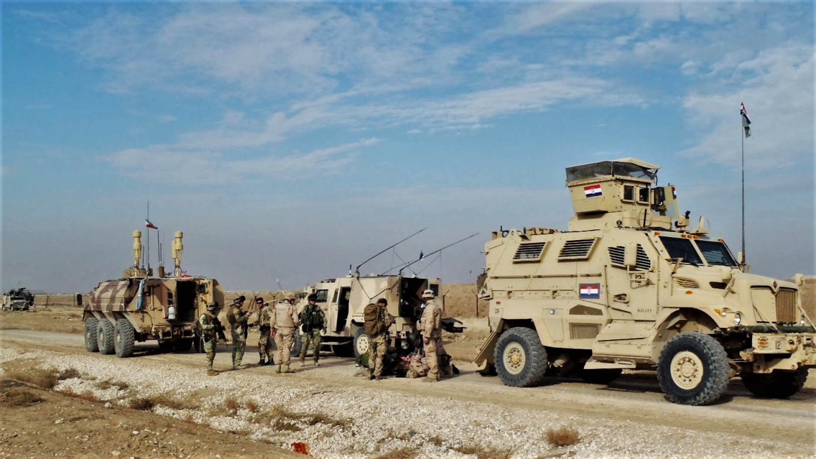 ISAF Panzerfahrzeuge auf einer afghanischen straße